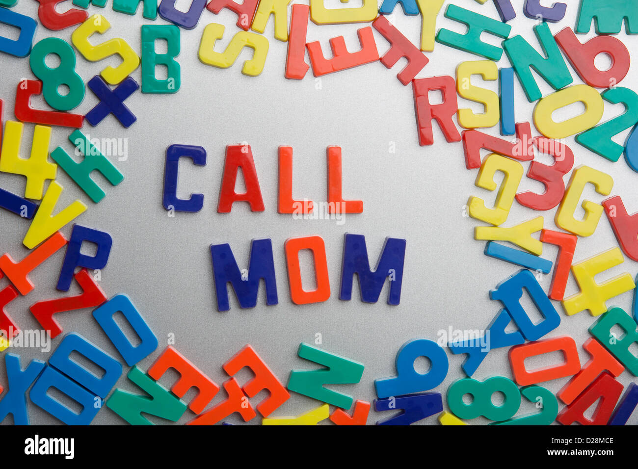 'Call Mom' - Kühlschrank-Magnete-Zauber eine Nachricht aus einem Durcheinander von Buchstaben Stockfoto