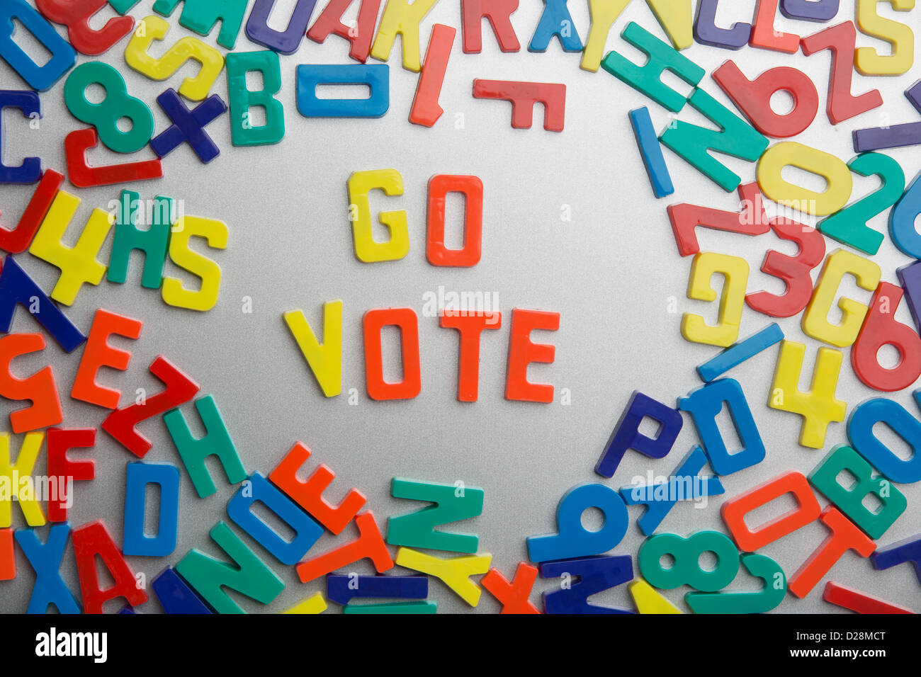 "Go Abstimmung" - Kühlschrank-Magnete buchstabieren Nachrichten aus einem Durcheinander von Buchstaben Stockfoto