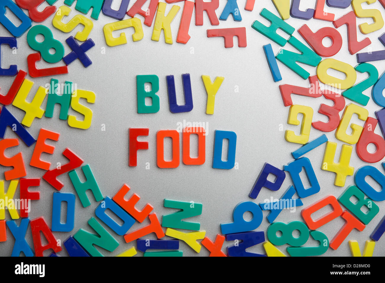 "Buy Food" - Kühlschrank-Magnete-Zauber eine Nachricht aus einem Durcheinander von Buchstaben Stockfoto