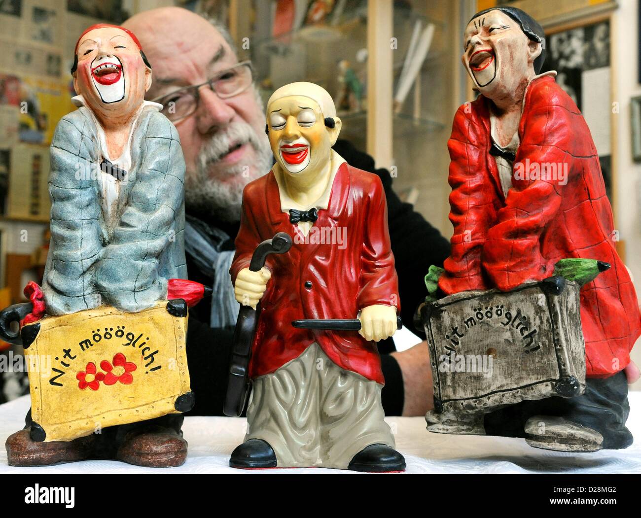 Sammler von Clown Erinnerungsstücke und Direktor des "Clownmuseum", Hans-Dieter Hormann (hinten), stellt sich hinter einer Reihe von Clowns, die Darstellung der berühmte Schweizer Clown-Imitator Clown Grock (1880-1959) in seinem Museum in Leipzig, Deutschland, 14 Januayr 2013. Ehemalige Bauingenieur Hormann hat rund 3,500 Clowns aus der ganzen Welt gesammelt und stellt sie in seinem Clownmuseum, die im Jahr 2011 gegründet wurde. Foto: Waltraud Grubitzsch Stockfoto