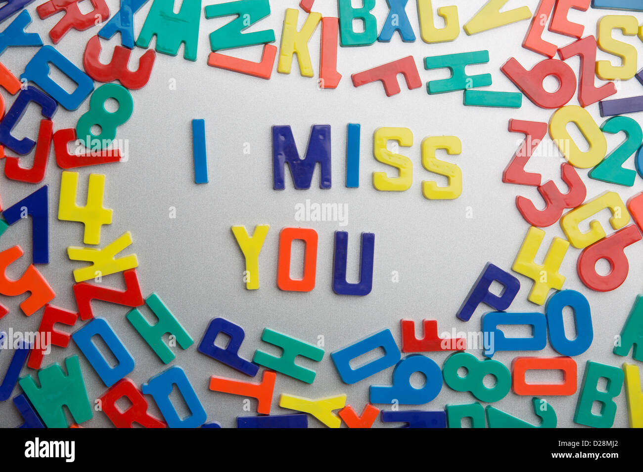 "Ich vermisse dich" - Kühlschrank-Magnete Bann eine Nachricht aus einem Durcheinander von Buchstaben Stockfoto