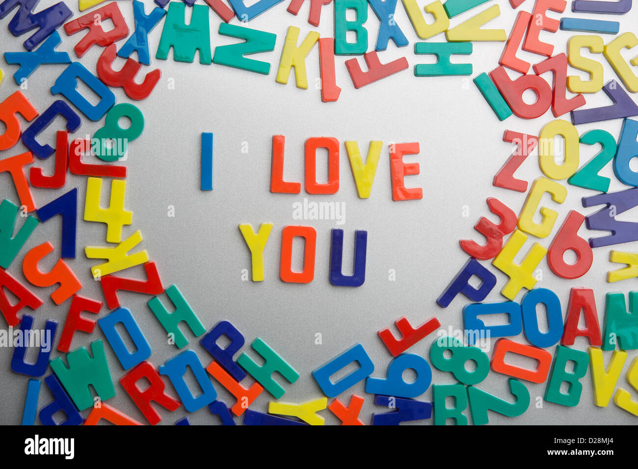 "I Love You" - Kühlschrank-Magnete buchstabieren Nachrichten aus einem Durcheinander von Buchstaben Stockfoto