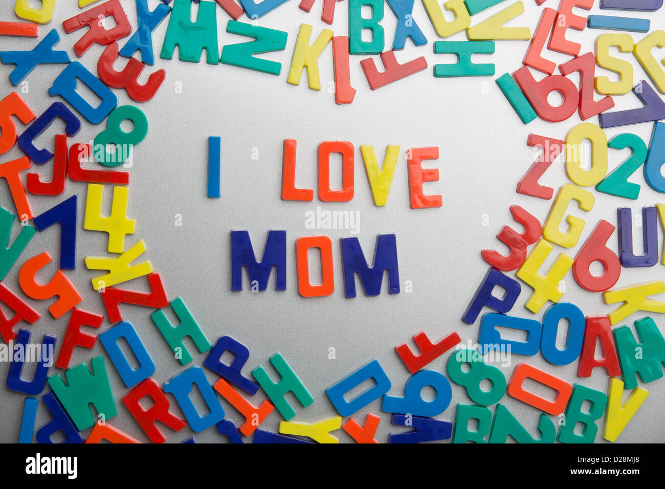 'I Love Mom' - Kühlschrankmagneten buchstabieren Nachrichten aus einem Durcheinander von Buchstaben Stockfoto