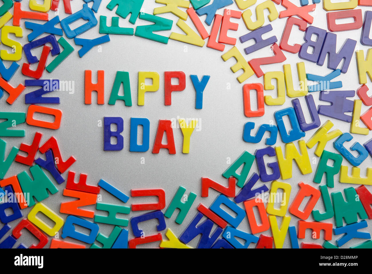 'Happy Bday' - Zauber Kühlschrankmagneten eine Nachricht aus einem Durcheinander von Buchstaben Stockfoto