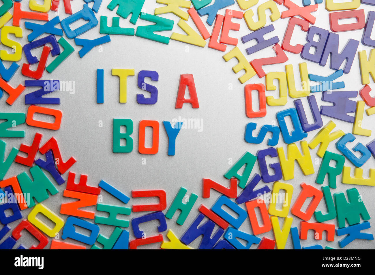 "Es ist ein Junge" - Kühlschrank-Magnete Bann eine Nachricht aus einem Durcheinander von Buchstaben Stockfoto