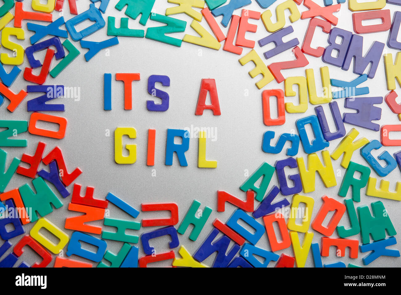 "Es ist ein Mädchen" - Kühlschrank-Magnete Bann eine Nachricht aus einem Durcheinander von Buchstaben Stockfoto