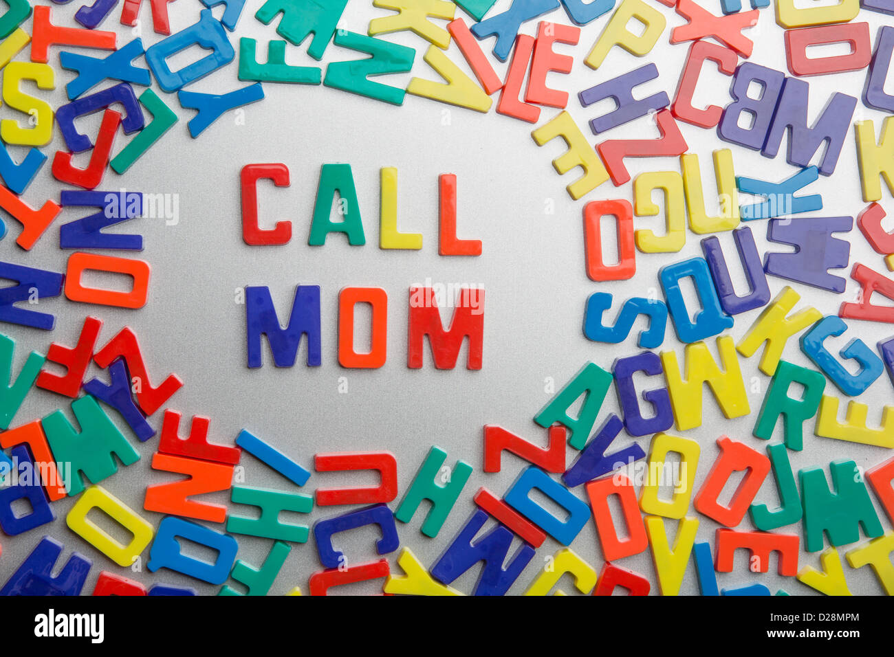 'Call Mom' - Kühlschrank-Magnete-Zauber eine Nachricht aus einem Durcheinander von Buchstaben Stockfoto
