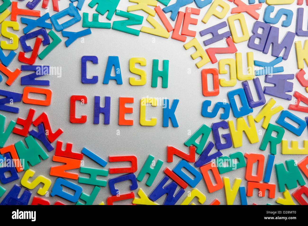 "Cash" - Rechtschreibprüfung Kühlschrankmagneten eine Nachricht aus einem Durcheinander von Buchstaben Stockfoto