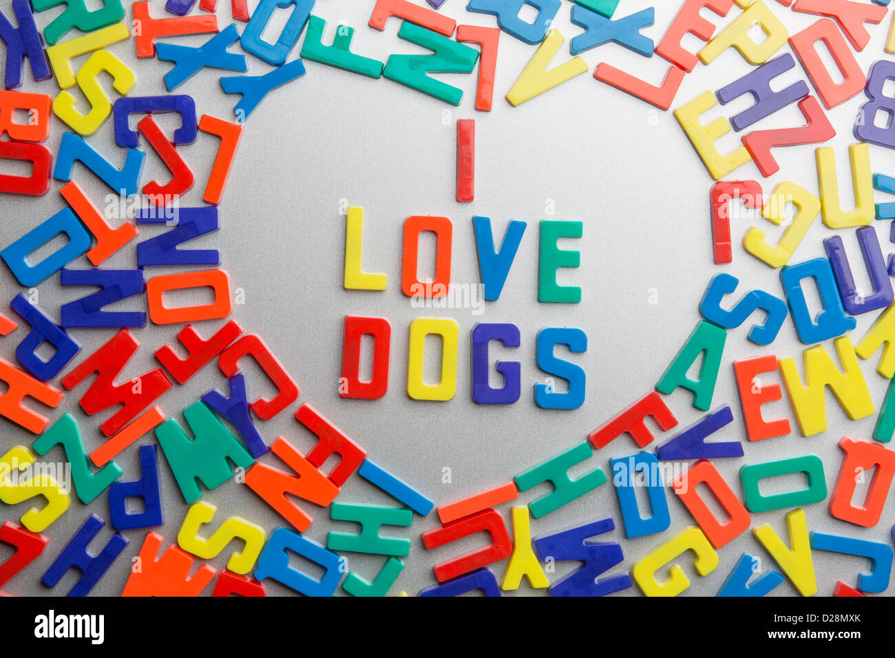 "I Love Dogs" - Kühlschrank-Magnete-Zauber eine Nachricht aus einem Durcheinander von Buchstaben Stockfoto