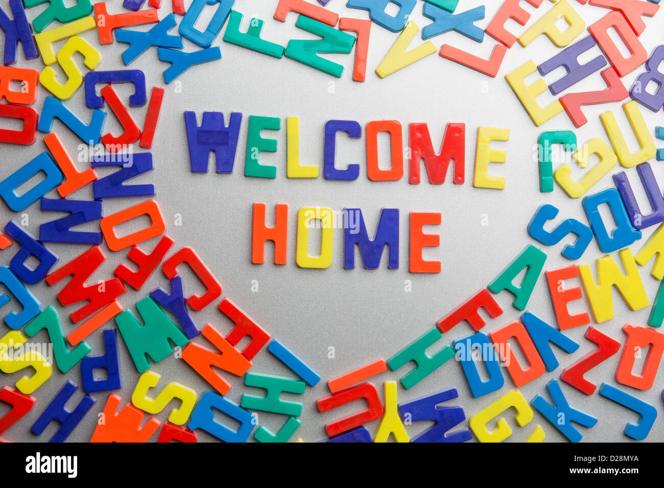 "Willkommen zu Hause" - Kühlschrank-Magnete Bann eine Nachricht aus einem Durcheinander von Buchstaben Stockfoto