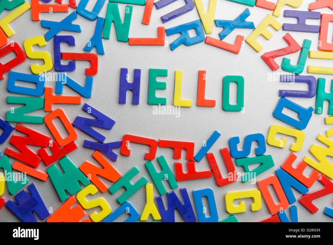 "Hallo" - buchstabieren Kühlschrank-Magnete eine Nachricht aus einem Durcheinander von Buchstaben Stockfoto