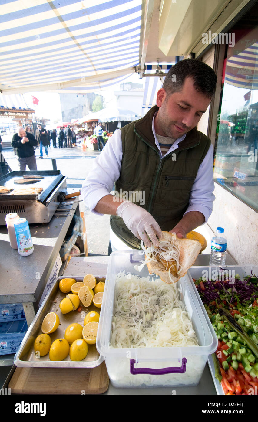 Makrele Fisch vom Grill für den berühmten Fischbrötchen serviert auf und von der Galata-Brücke in Istanbul. Stockfoto