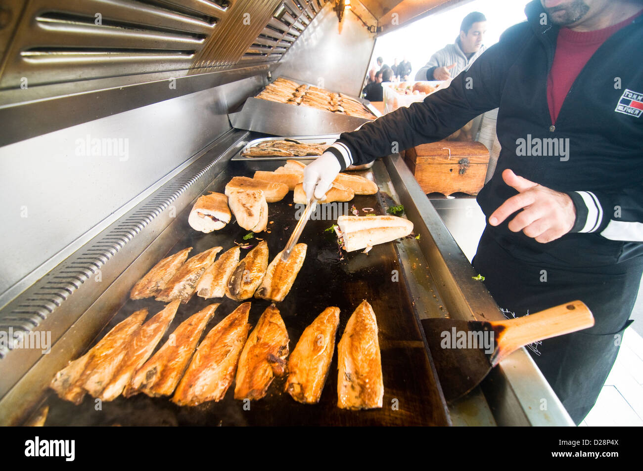 Makrele Fisch vom Grill für den berühmten Fischbrötchen serviert auf und von der Galata-Brücke in Istanbul. Stockfoto