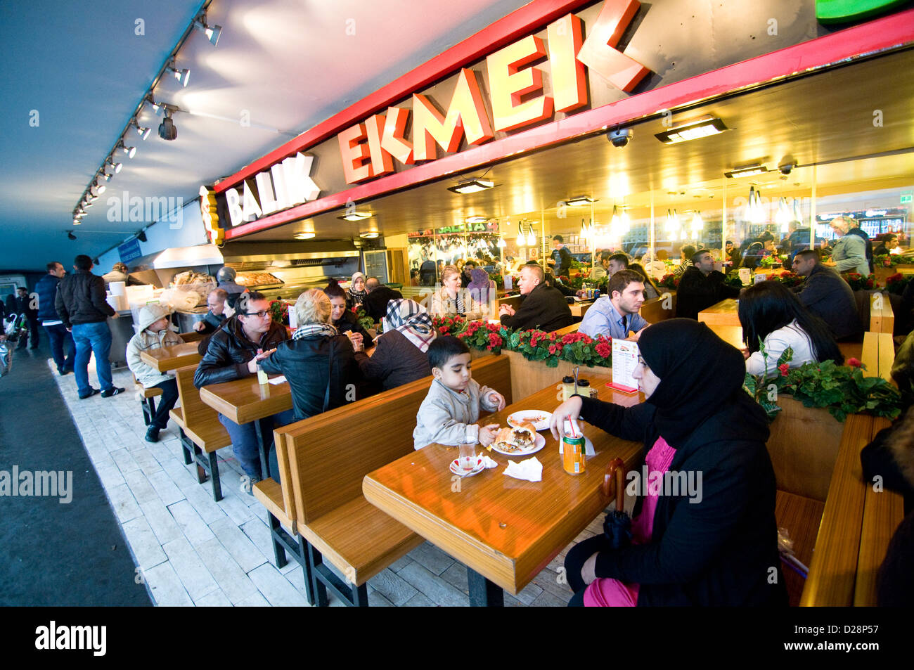Fischbrötchen sind sehr beliebt auf und rund um die Galata-Brücke in Istanbul. Stockfoto