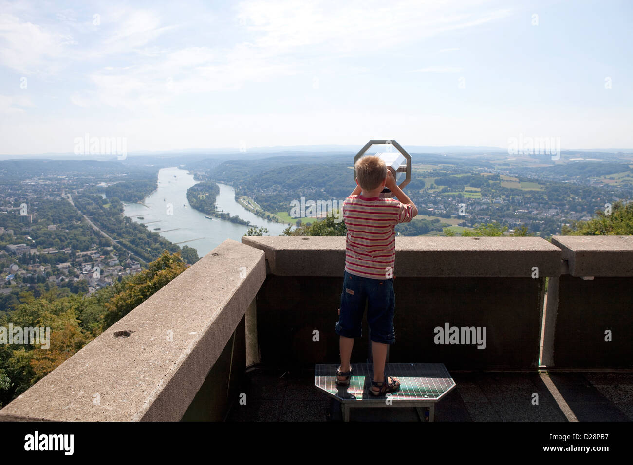 Königswinter, Deutschland, sieht ein Junge aus dem Drachenfels am Rhein Stockfoto