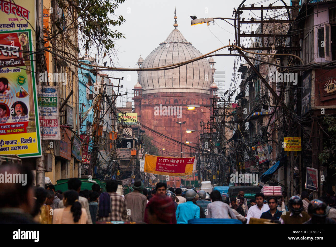 Jama Masjid oder die Freitagsmoschee und einer belebten Straße in Alt-Delhi Indien Stockfoto