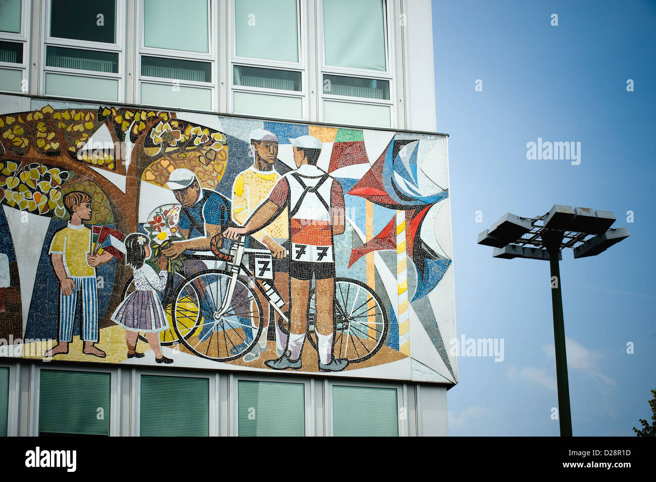 Berlin, Deutschland, Haus des Lehrers mit den Pommes frites unserer Lebens-Alexanderplatz Stockfoto