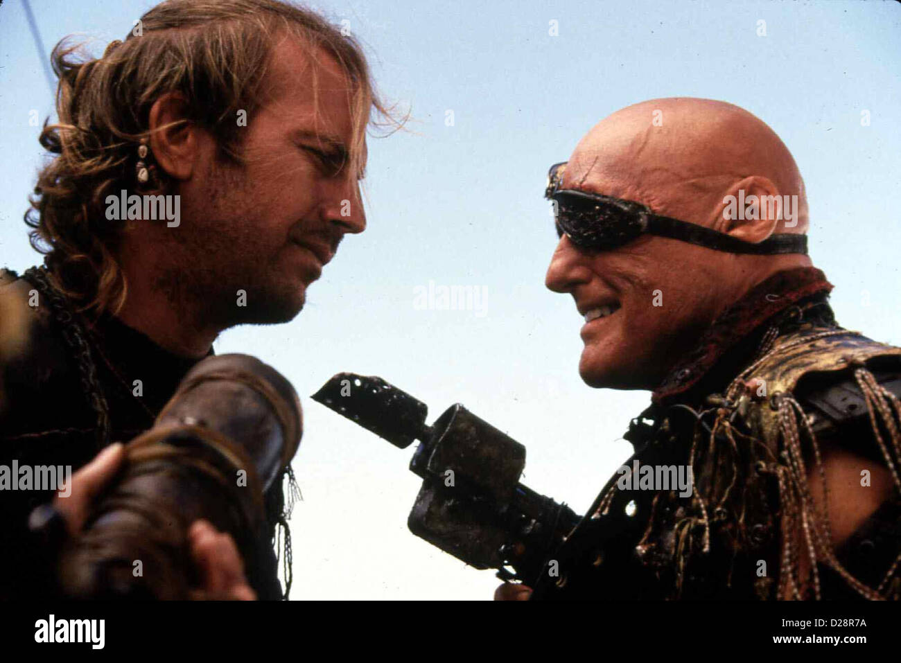 Waterworld Waterworld Kevin Costner, Dennis Hopper Mariner (Kevin Costner) Wird von Diakon (Dennis Hopper) Bedroht. Lokale Stockfoto