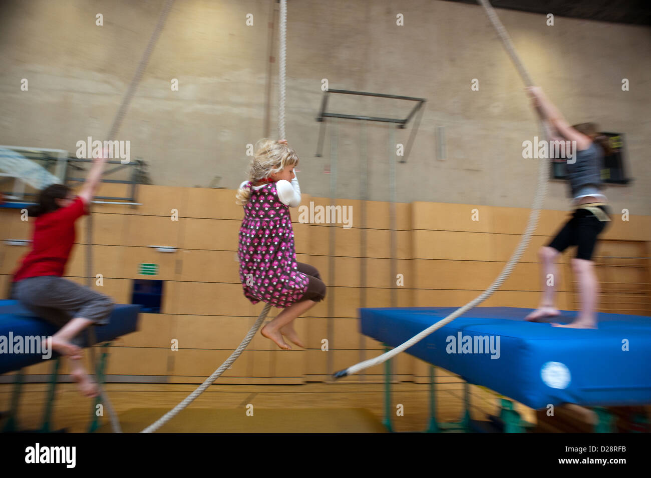 Berlin, Deutschland, Schaukel Kinder an Seilen in einem Fitnessstudio Stockfoto