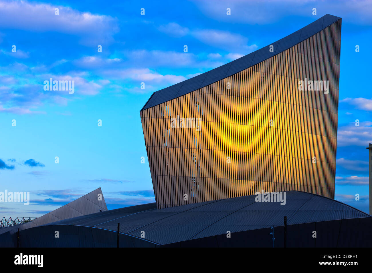 Imperial War Museum North Salford Quays größere Manchester Lancashire England in der Dämmerung Stockfoto