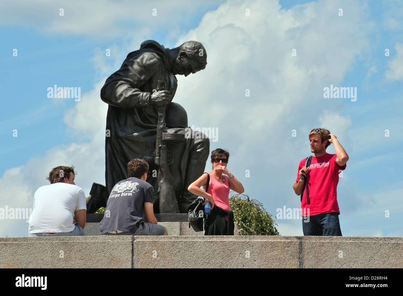 Berlin, Deutschland, Touristen vor einer knienden Soldaten auf dem zentralen Portal der Gedenkstätte Treptow Stockfoto