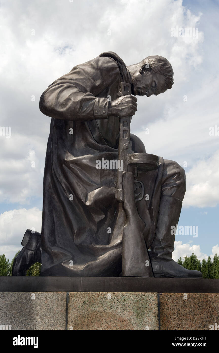Berlin, Deutschland, knienden Soldaten auf dem zentralen Portal der Gedenkstätte Treptow Stockfoto