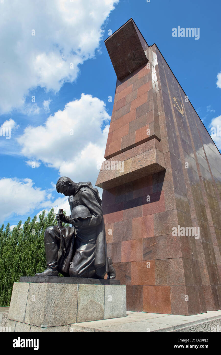 Berlin, Deutschland, knienden Soldaten auf dem zentralen Portal der Gedenkstätte Treptow Stockfoto