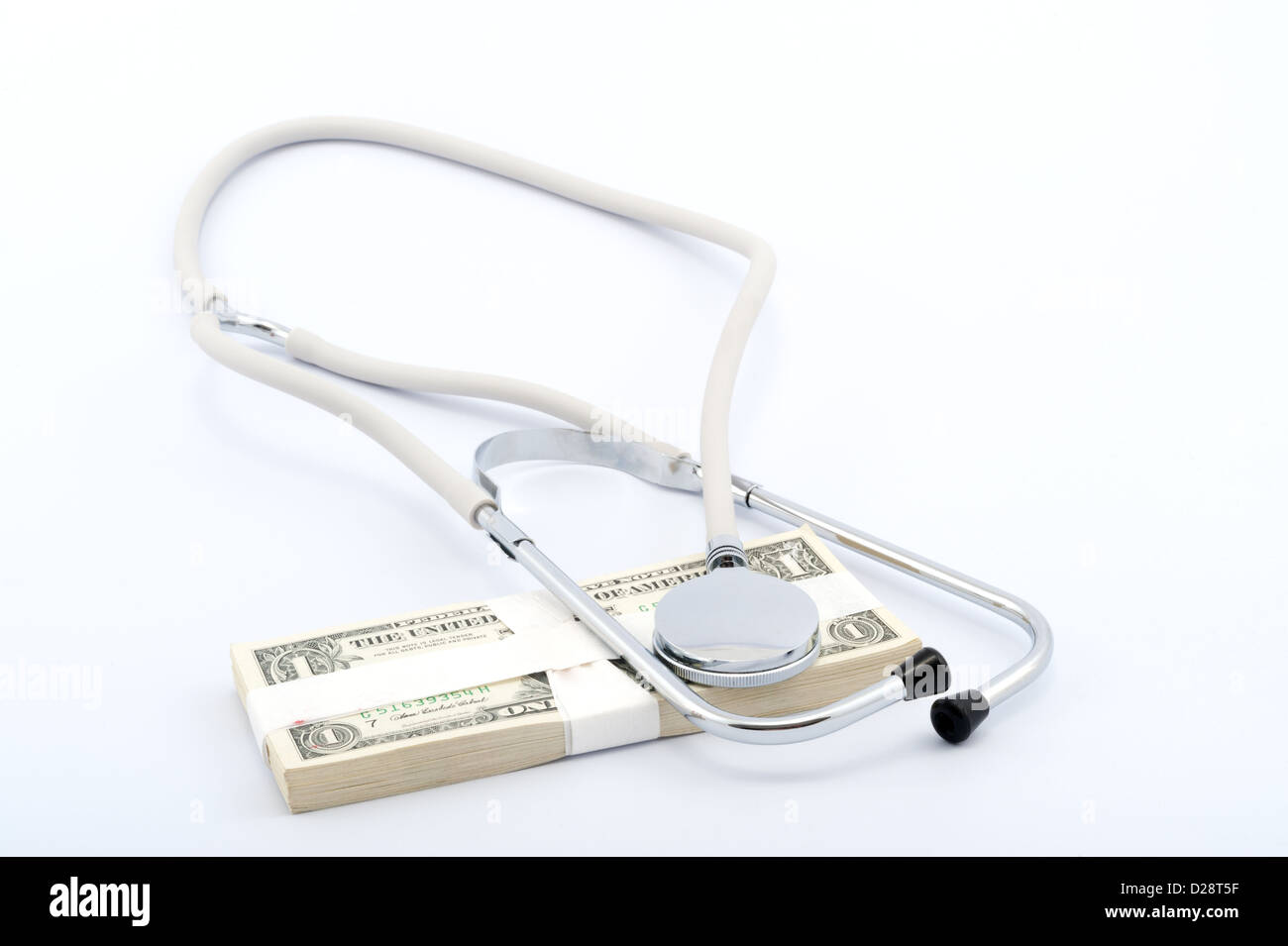 Stethoskop auf einen Haufen Papier Geld Stockfoto
