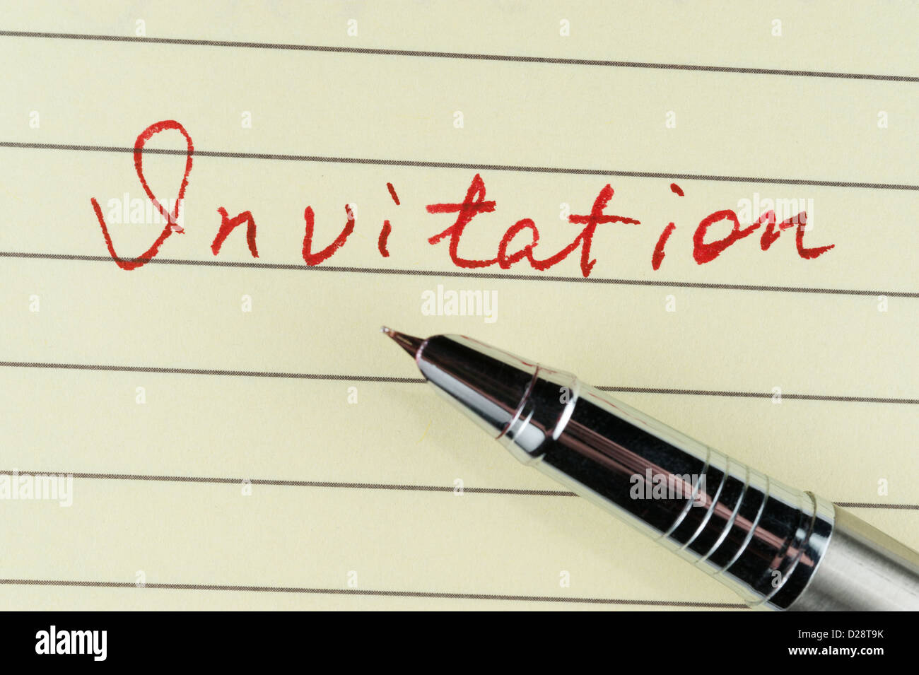 Einladung-Wort auf Liniertes Papier mit einem Stift darauf geschrieben Stockfoto