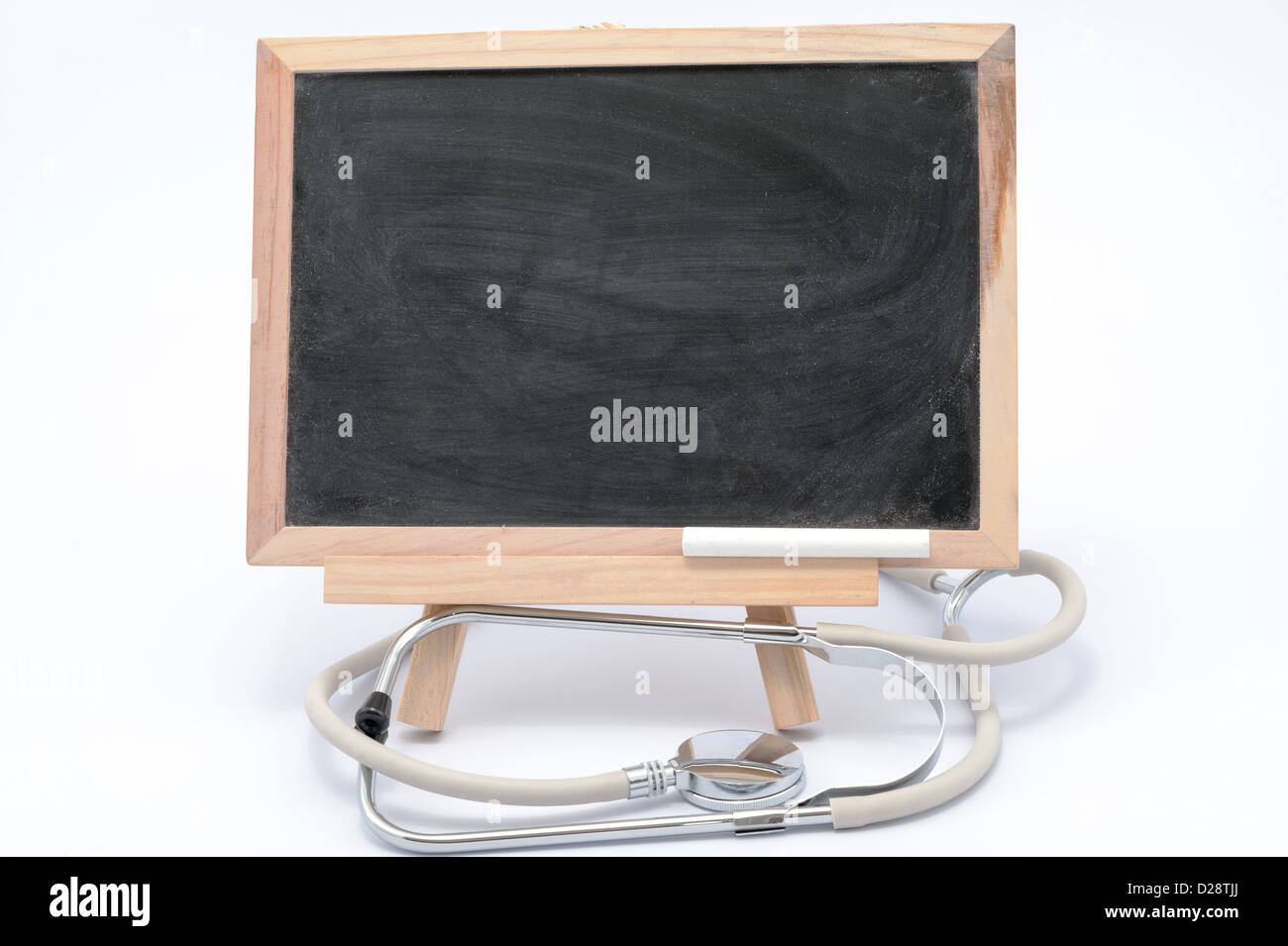 Stethoskop und Blackboard auf weißem Hintergrund Stockfoto
