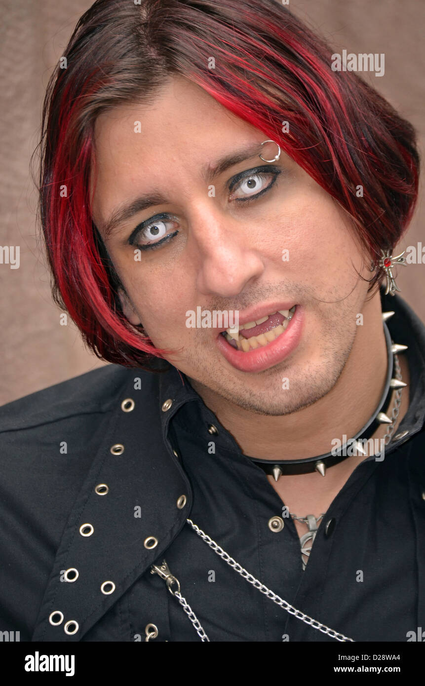 Portrat Eines Mannes Im Goth Punk Outfit Mit Vampir Zahne Rote Haare Und Kostum Kontaktlinsen Greenwich Village In New York City Stockfotografie Alamy