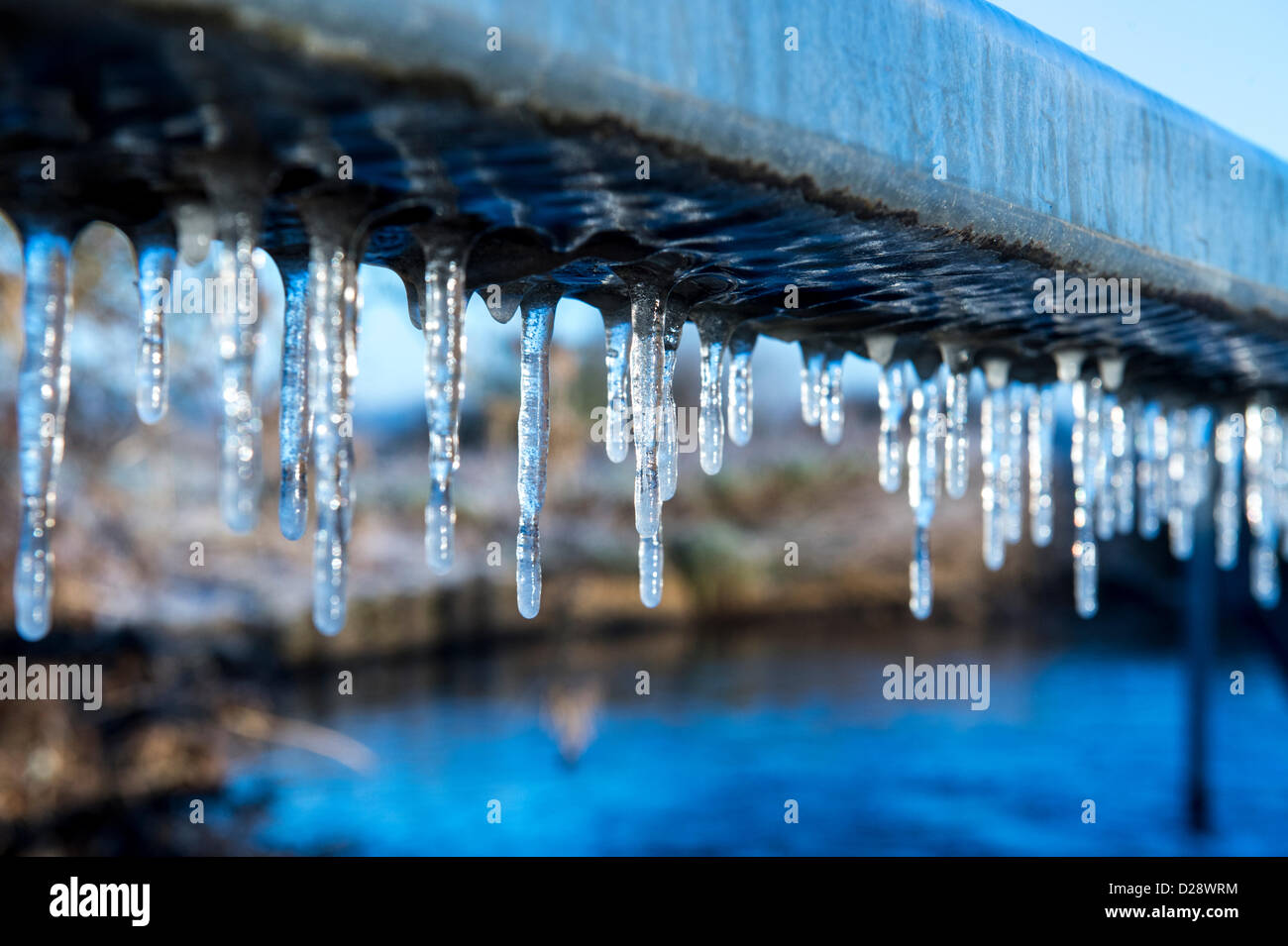 Billericay, Essex, England. 17. Januar 2013. Die Wäsche ist eine kleine Furt, die kürzlich beim Hochwasser unpassierbar wurde, aber es ist wieder auf normales Niveau. Da die Autos passieren ist das Spritzwasser zu Eiszapfen über die Hindernisse für die Seite geworden. heute Morgen lag bei minus 7 C.  Bildnachweis: Allsorts Stock Foto / Alamy Live News Stockfoto