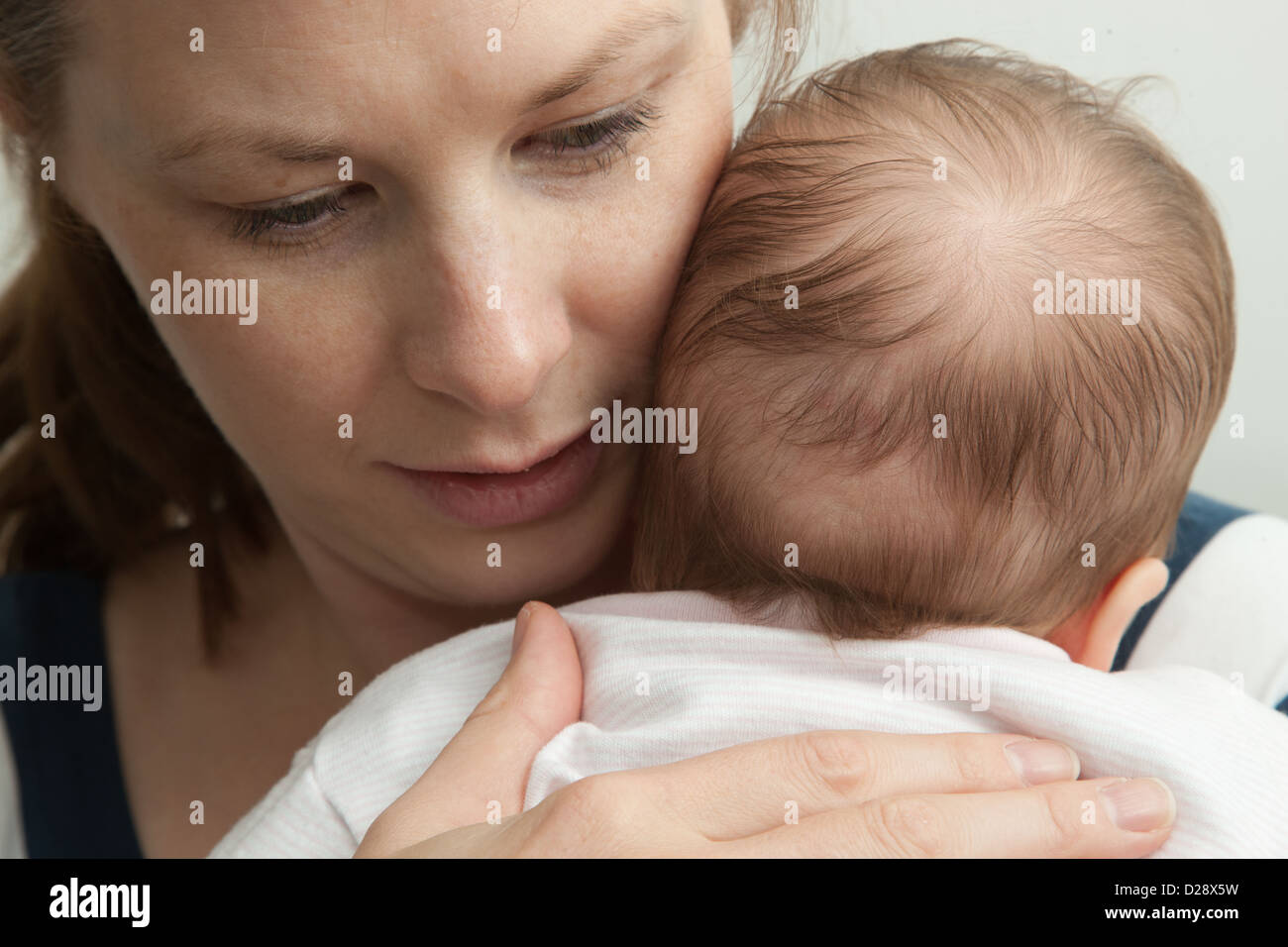 Ängstliche Mutter halten junge baby Stockfoto