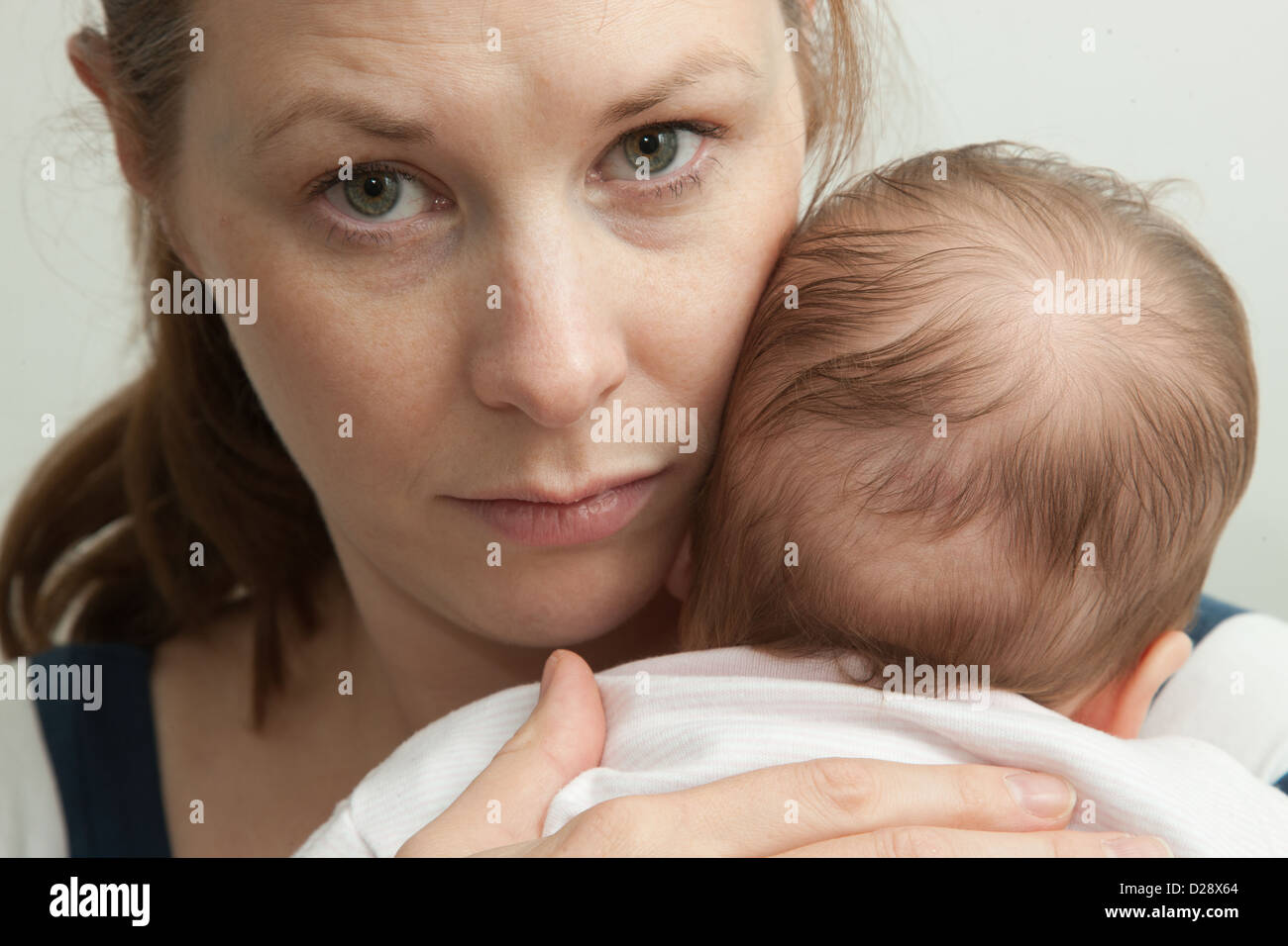 Ängstliche Mutter halten junge baby Stockfoto