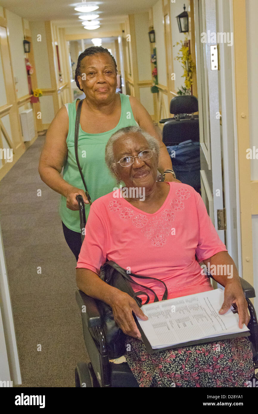Pflegeperson drängen ältere Menschen visuell beeinträchtigte Frau Stockfoto