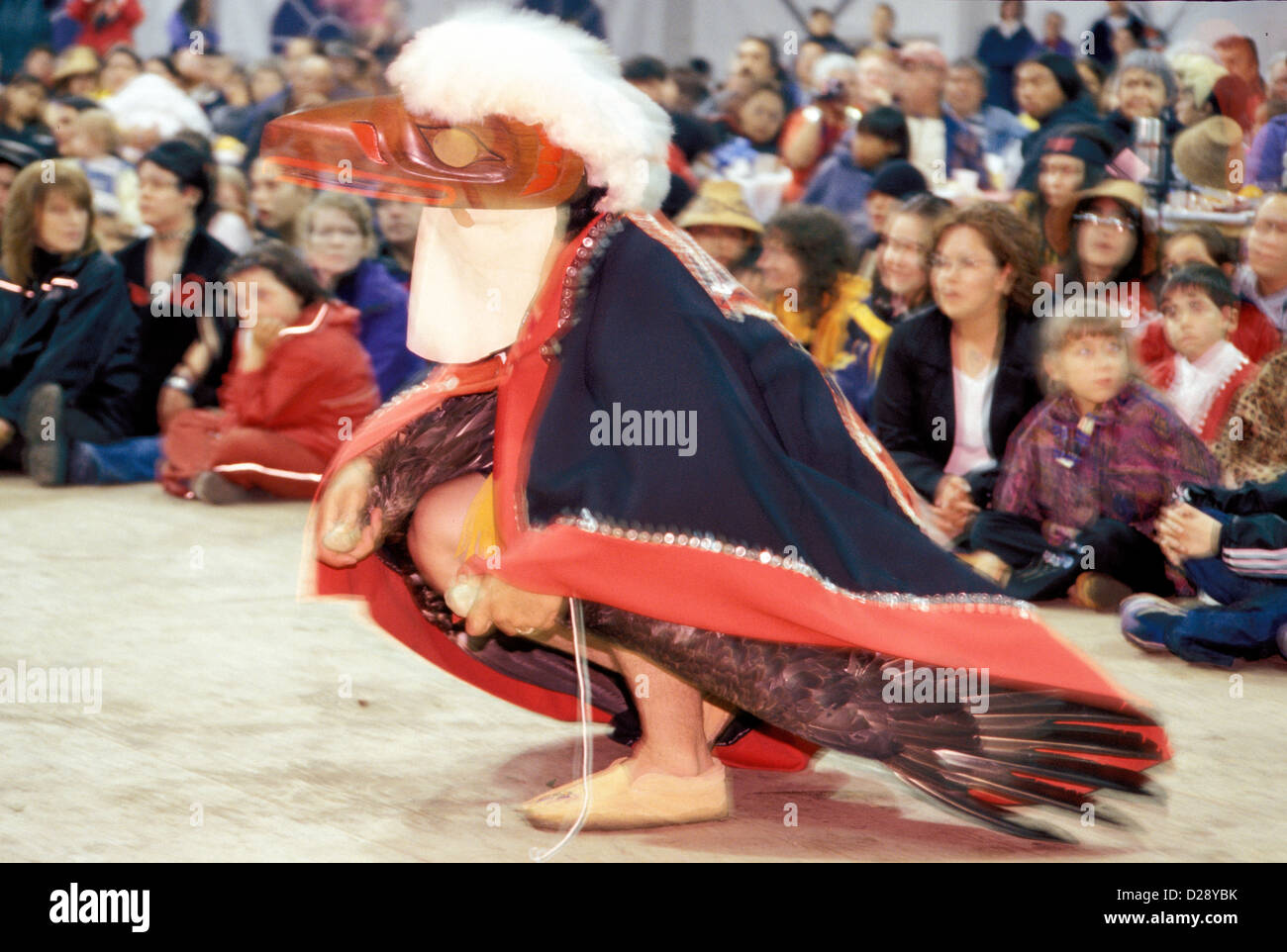 Kanada. Britisch-Kolumbien. Queen Charlotte Islands. Haida Pole-Erhöhung. Tag 6. Fest Eagle maskierte Tänzer. Stockfoto