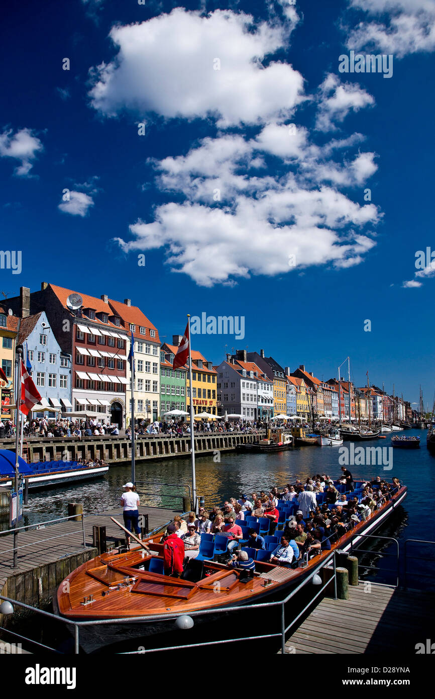 Ausflugsboot in Nyhavn Kanal Stockfoto