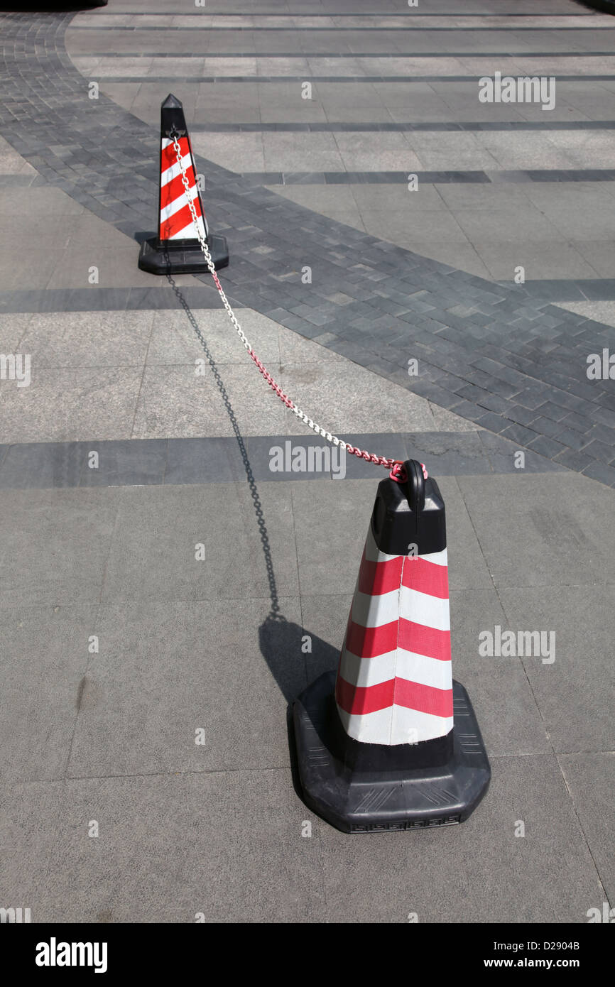 Es ist ein Foto von 2 Kegel oder Grundstücke Link mit einer Kette ist es zu Block die Straße oder auf der Straße für Autos Stockfoto