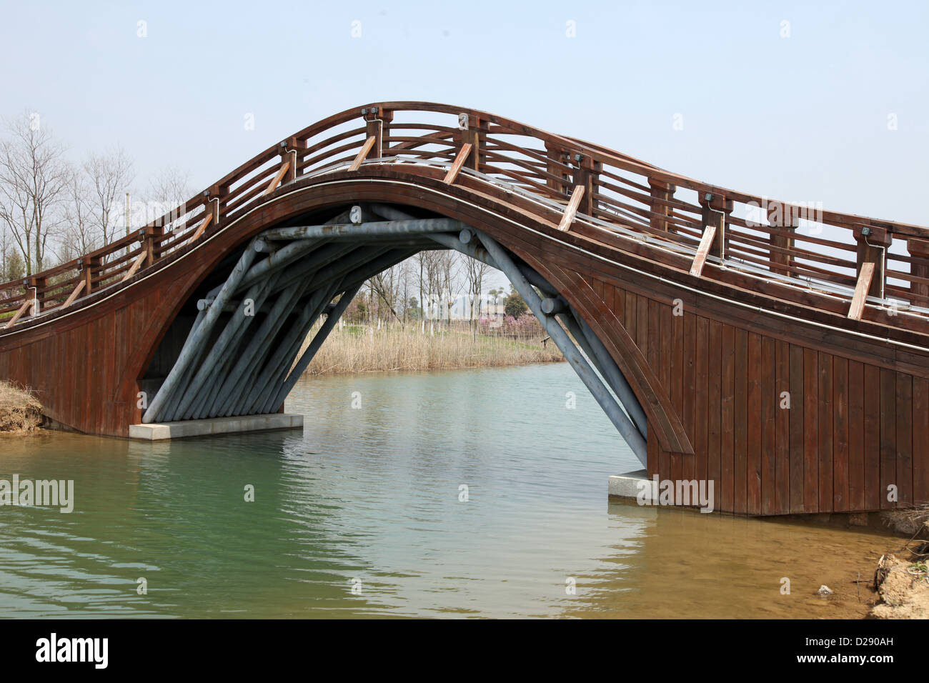 Es ist ein Foto einer alten alten typisch chinesische Brücke aus Holz gefertigt. Es ist im Halbkreis Form. Stockfoto