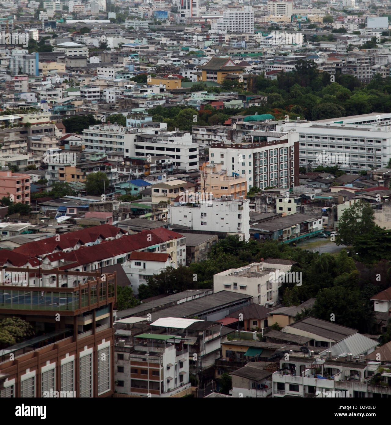 Es ist ein Foto von Bangkok in Thailand. Es ist ein Blick auf die Aussicht auf die Stadt von hoch oder den Himmel. Man sieht ihn durch ein Fenster Stockfoto