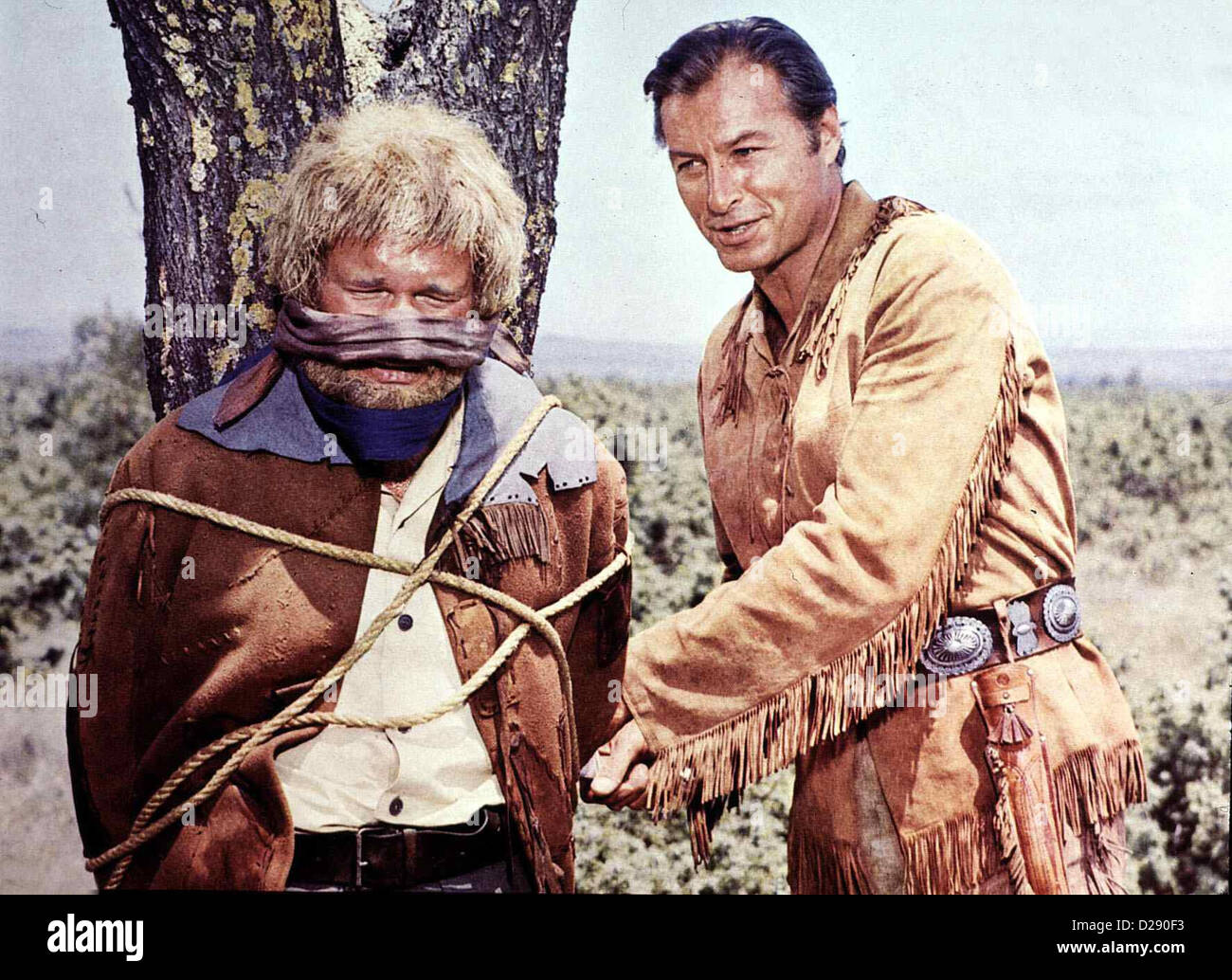 Winnetou Iii Winnetou Iii.  Ralf Wolter, Lex Barker Old Shatterhand (Lex Barker, R) Hilft Dem Neugierigen Sam Hawkins (Ralf Stockfoto