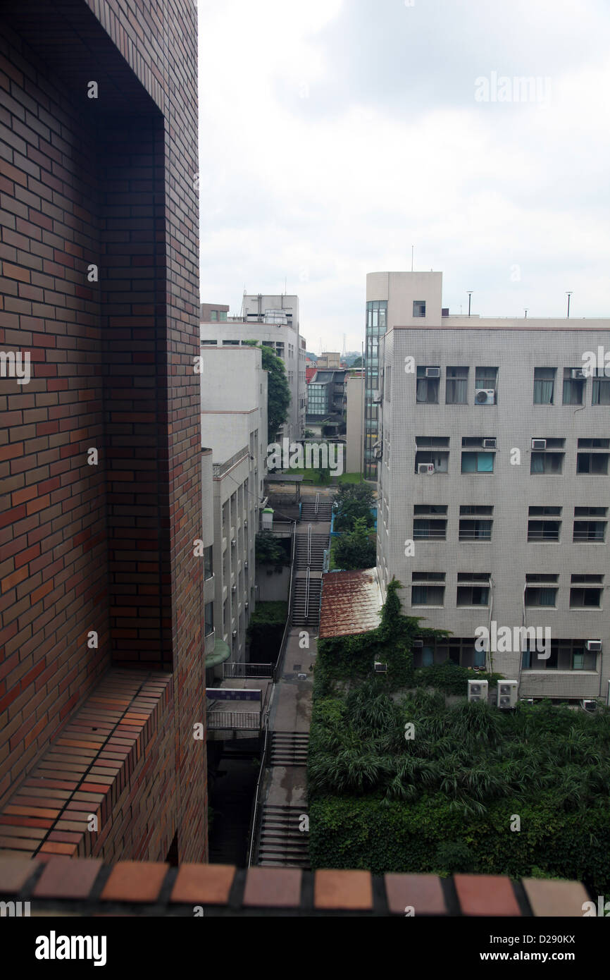 Es ist ein Foto von einem Fußgänger Treppen zwischen den Gebäuden in Taipei in Taiwan. Es stammt von einem Ziegel-Balkon. Wir sehen auch Bäume Stockfoto