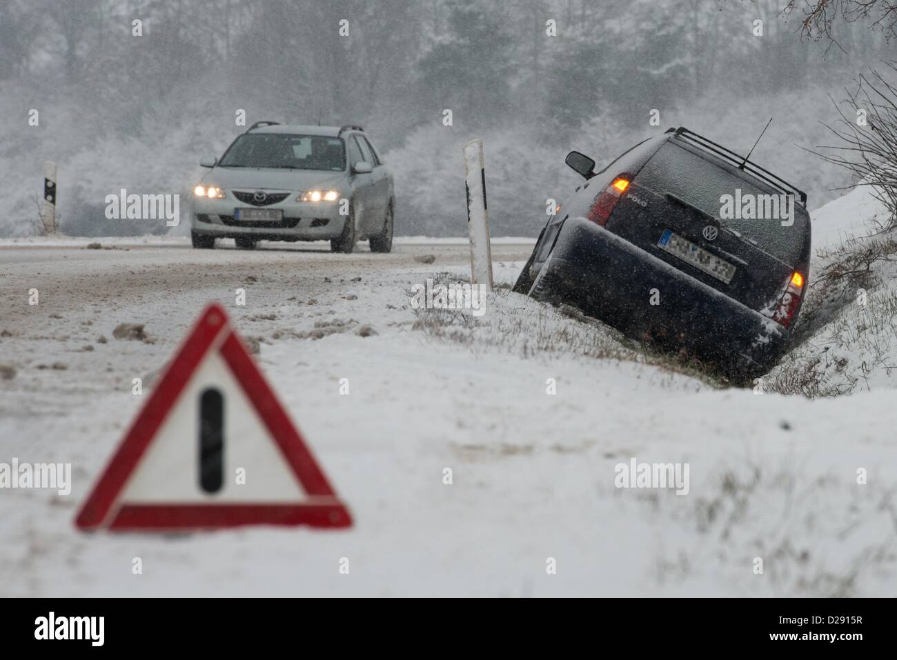 Furth, Deutschland. 17. Januar 2013. Ein Auto liegt in den Straßengraben, wie Glatteis und Schnee weit verbreitete Verkehrschaos auf Deutschlands Straßen verursachen.   Bildnachweis: Dpa Picture Alliance / Alamy Live News Stockfoto