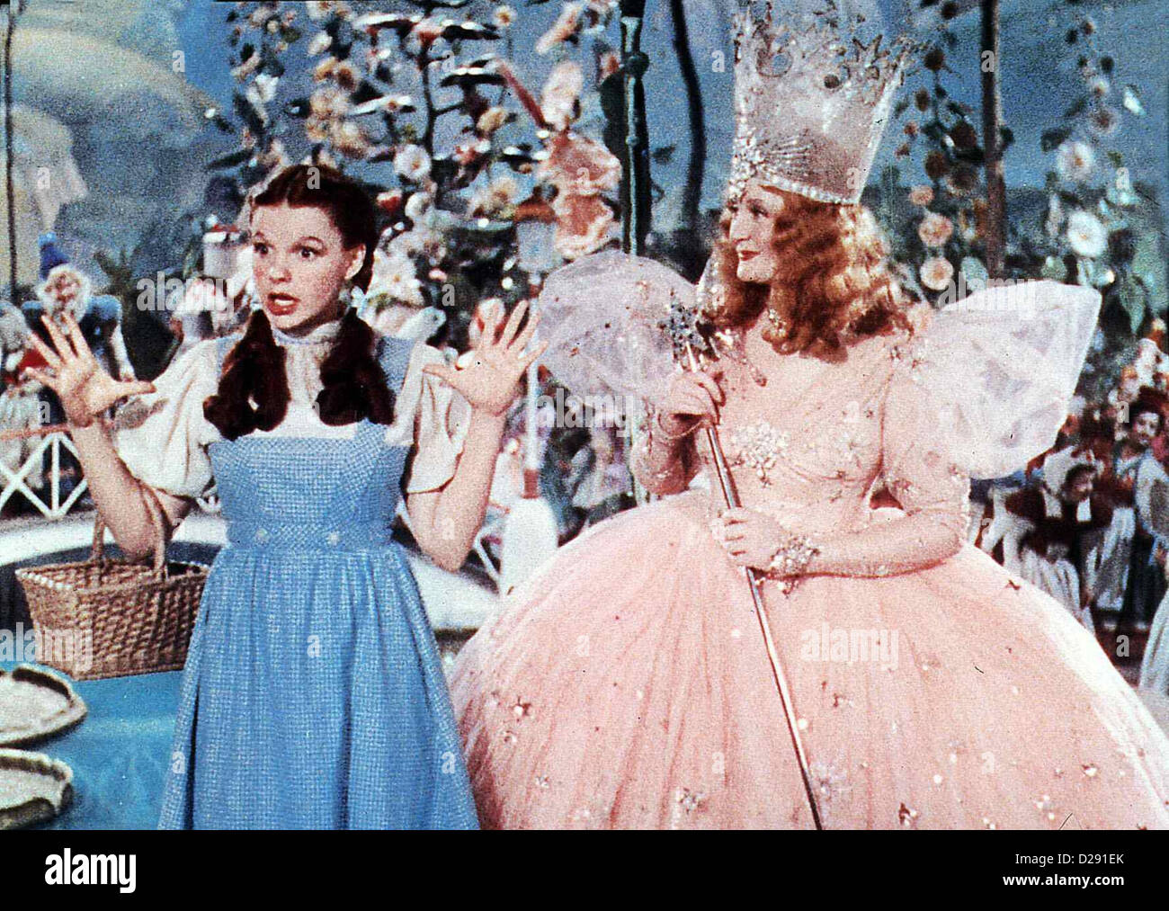 Das Zauberhafte Land Zauberer Oz, Judy Garland? Dorothy (Judy Garland, l) Und Ihre Neuen Freunde suchen Den Zauberer von Oz, Stockfoto