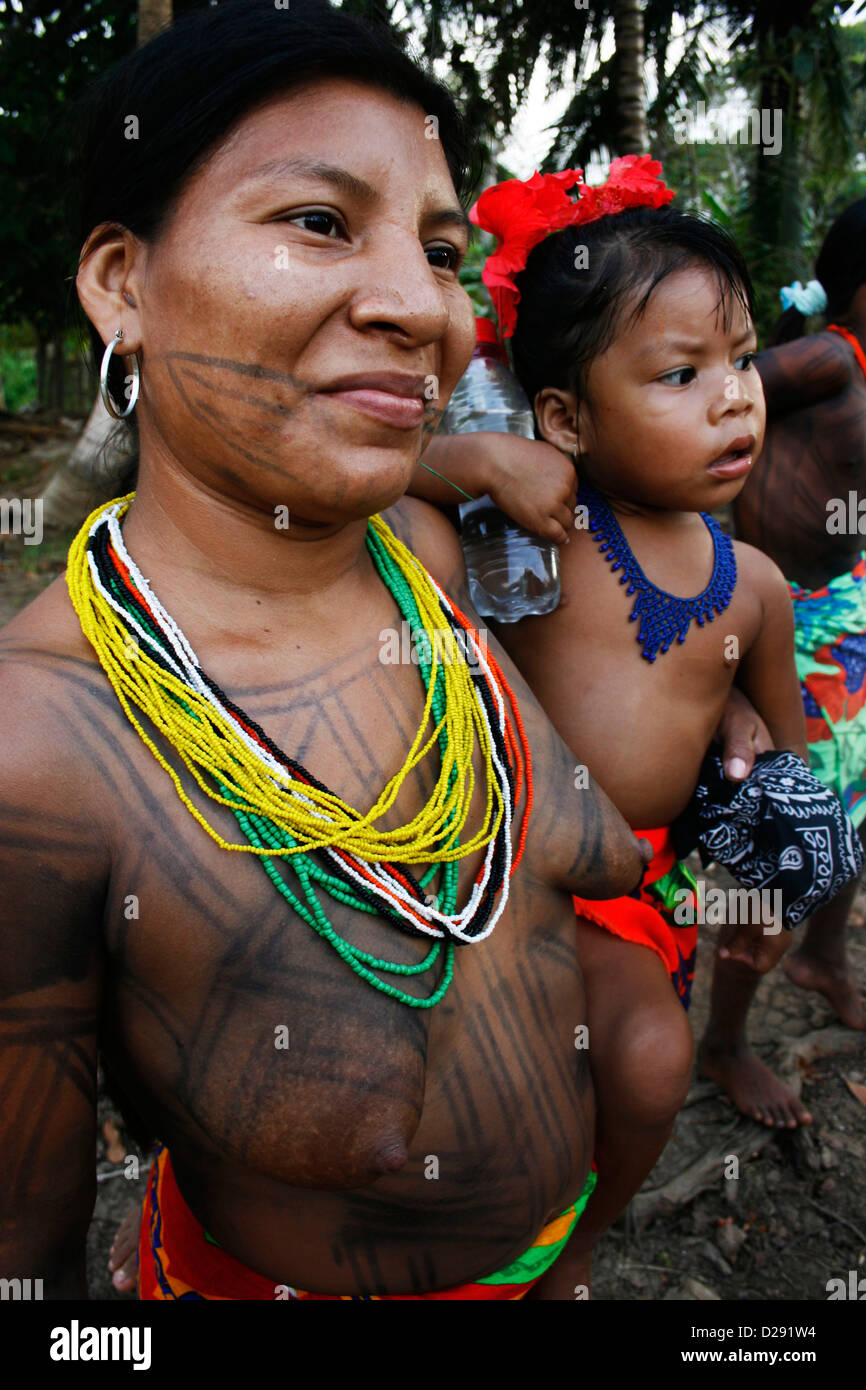 Panama, Embera indigene Frau mit Kind In der Darien Stockfoto