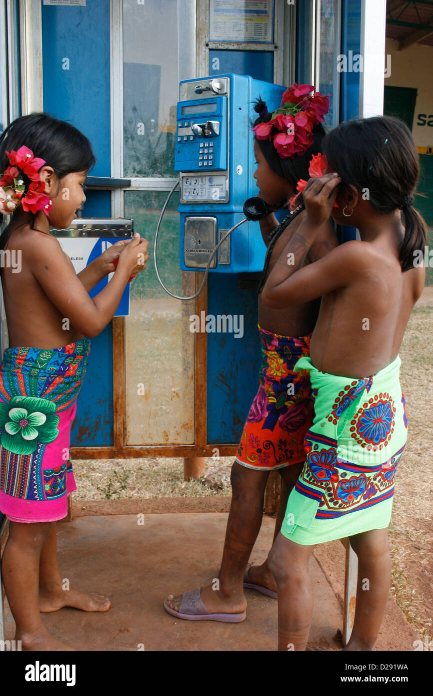 Panama, Embera indigene Mädchen In Telefonzelle, die Darien Stockfoto