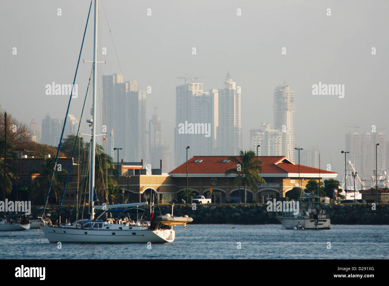Panama, Eingang zum Panama-Kanal, Stadt im Hintergrund Stockfoto