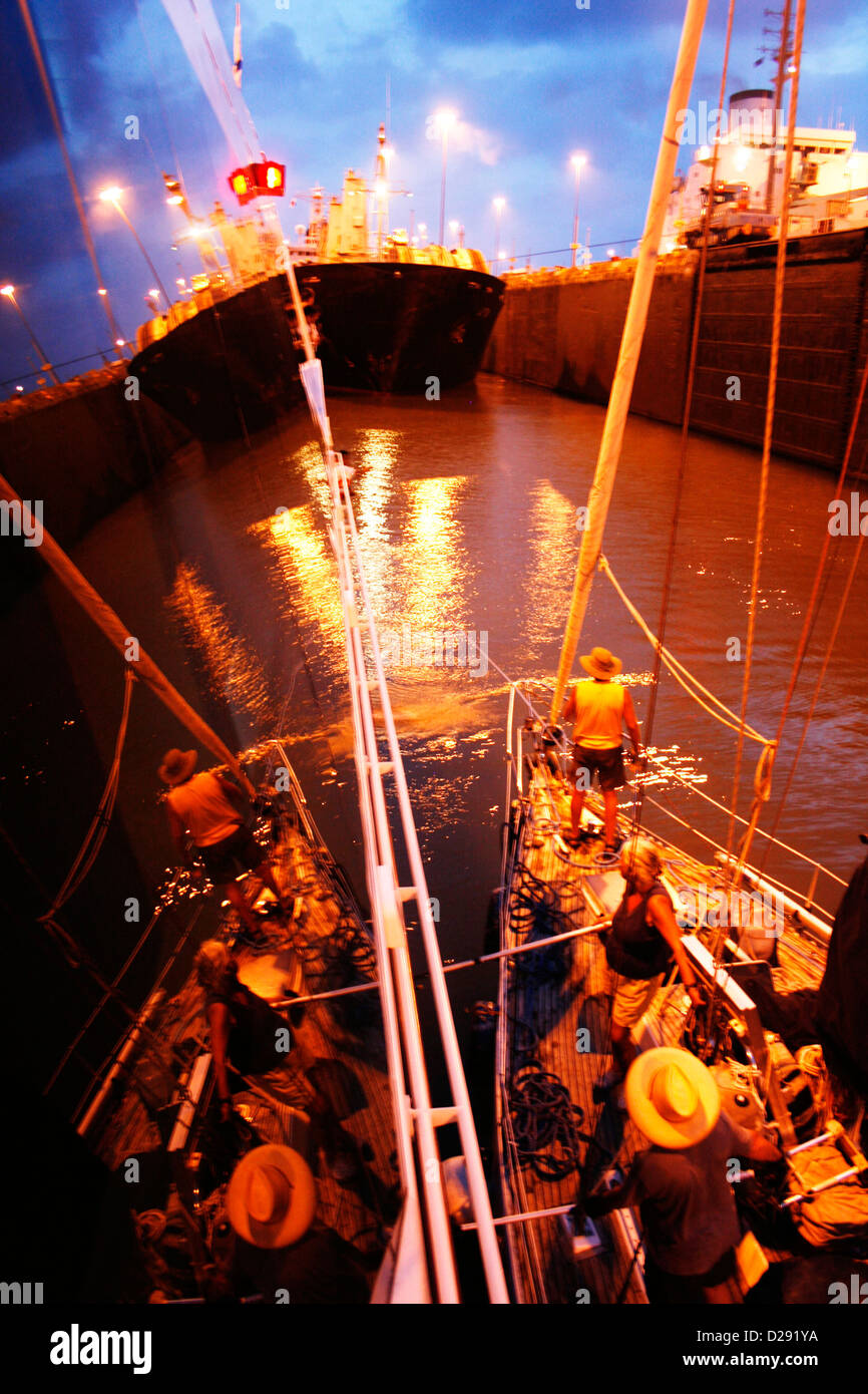 Panama, Abend Passage durch Schleusen Stockfoto