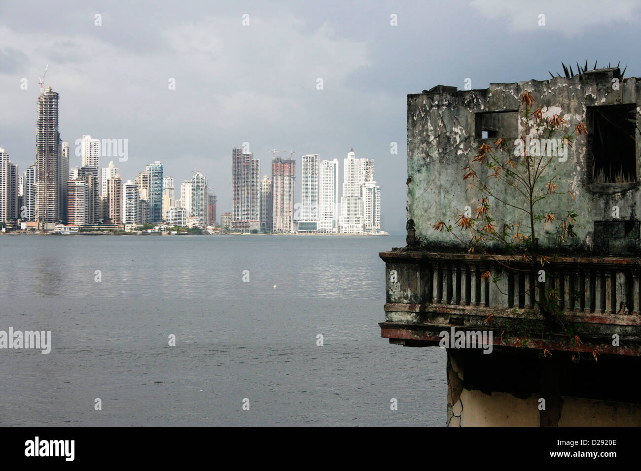 Panama, Panama-Stadt-Hintergrund, Ruinen von Manuel Noriega Officers Quarters Vordergrund Stockfoto