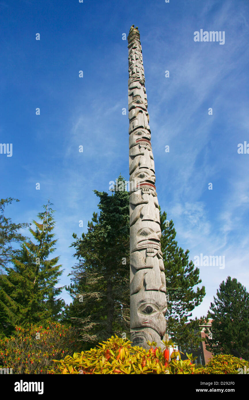 Totem in der Nähe von Langhaus und das Museum Of Northern b.c. In Prince Rupert, Kanada Stockfoto